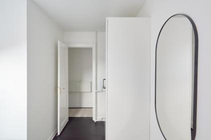 Beautiful 3 Bedroom Flat Near Shopping & Metro - image 11