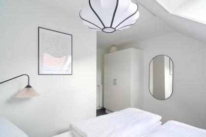 Beautiful 3 Bedroom Flat Near Shopping & Metro - image 12