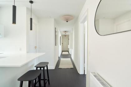 Beautiful 3 Bedroom Flat Near Shopping & Metro - image 14