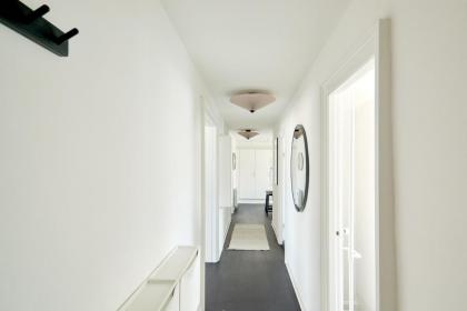 Beautiful 3 Bedroom Flat Near Shopping & Metro - image 16