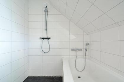 Beautiful 3 Bedroom Flat Near Shopping & Metro - image 17