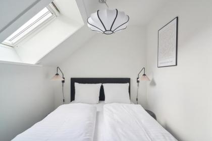 Beautiful 3 Bedroom Flat Near Shopping & Metro - image 18