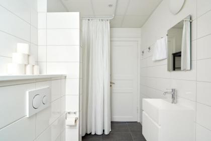 Beautiful 3 Bedroom Flat Near Shopping & Metro - image 19