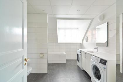 Beautiful 3 Bedroom Flat Near Shopping & Metro - image 20