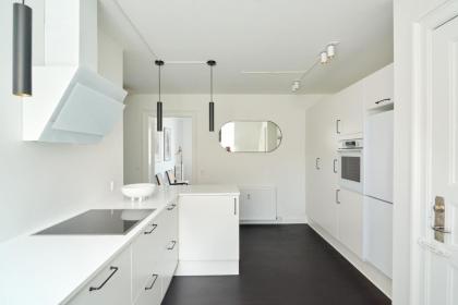 Beautiful 3 Bedroom Flat Near Shopping & Metro - image 23