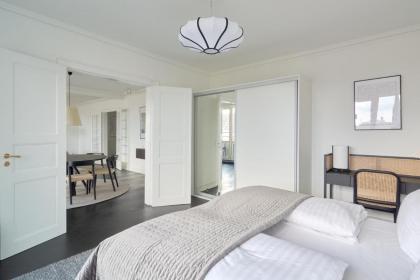Beautiful 3 Bedroom Flat Near Shopping & Metro - image 25