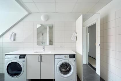 Beautiful 3 Bedroom Flat Near Shopping & Metro - image 27