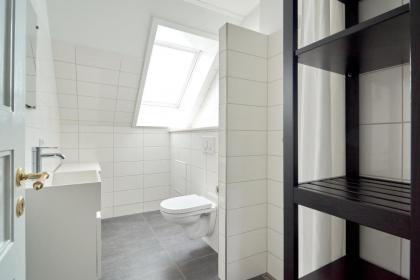 Beautiful 3 Bedroom Flat Near Shopping & Metro - image 28
