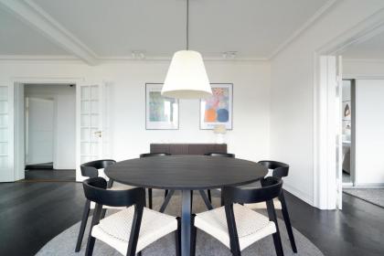 Beautiful 3 Bedroom Flat Near Shopping & Metro - image 29