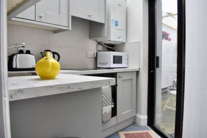 Modern 1 bedroom Apartment Close to the Centre - image 25