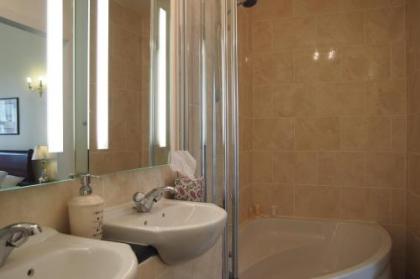 Thistle Hotel - image 7