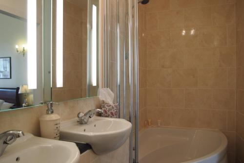 Thistle Hotel - image 7