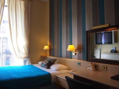 Thistle Hotel - image 8