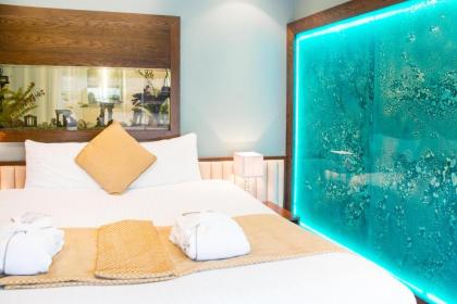 Le Monde Hotel - image 18