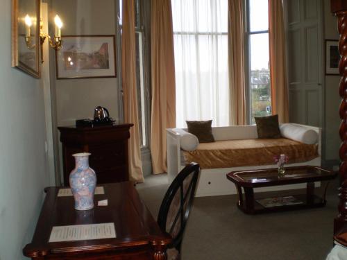 The Guards Hotel - image 3