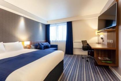 Holiday Inn Express Edinburgh Airport - image 10