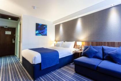 Holiday Inn Express Edinburgh Airport - image 11