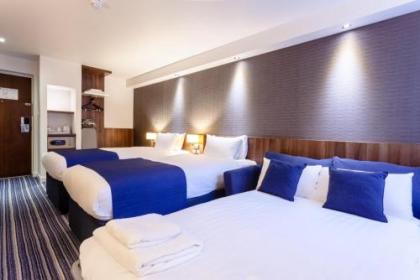 Holiday Inn Express Edinburgh Airport - image 12