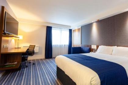 Holiday Inn Express Edinburgh Airport - image 13