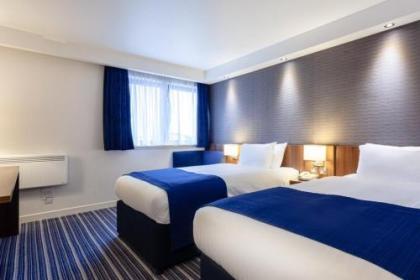 Holiday Inn Express Edinburgh Airport - image 14