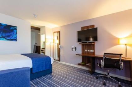 Holiday Inn Express Edinburgh Airport - image 15