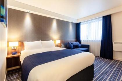 Holiday Inn Express Edinburgh Airport - image 16