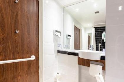Holiday Inn Express Edinburgh Airport - image 19