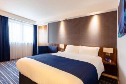 Holiday Inn Express Edinburgh Airport - image 2