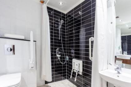 Holiday Inn Express Edinburgh Airport - image 20