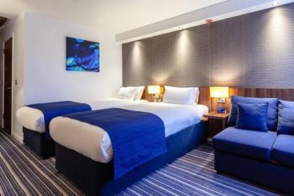 Holiday Inn Express Edinburgh Airport - image 4