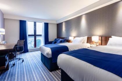 Holiday Inn Express Edinburgh Airport - image 6