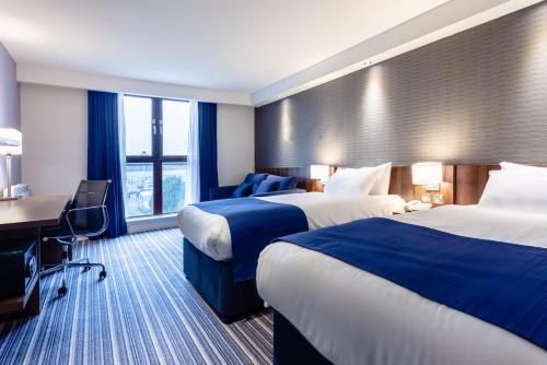 Holiday Inn Express Edinburgh Airport - image 6