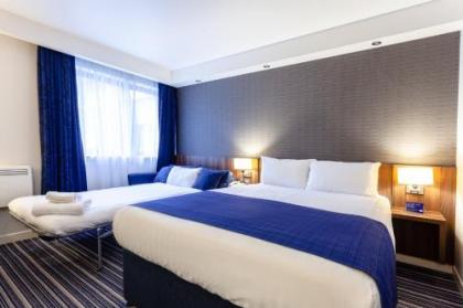 Holiday Inn Express Edinburgh Airport - image 7