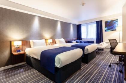 Holiday Inn Express Edinburgh Airport - image 8