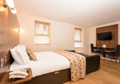 Holyrood Aparthotel - image 3