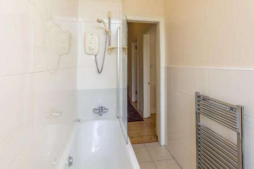 Menzies Apartments - image 3