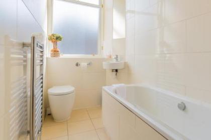 Menzies Apartments - image 4