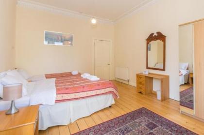 Menzies Apartments - image 5