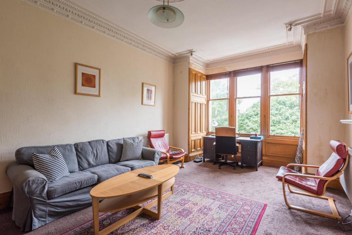 3 bed overlooking meadows park - main image