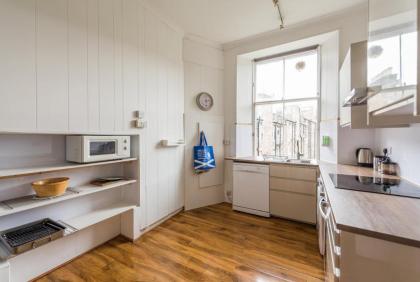 3 bed overlooking meadows park - image 13