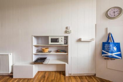 3 bed overlooking meadows park - image 14