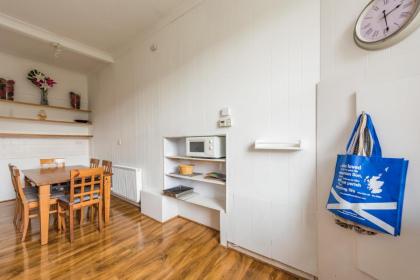 3 bed overlooking meadows park - image 15
