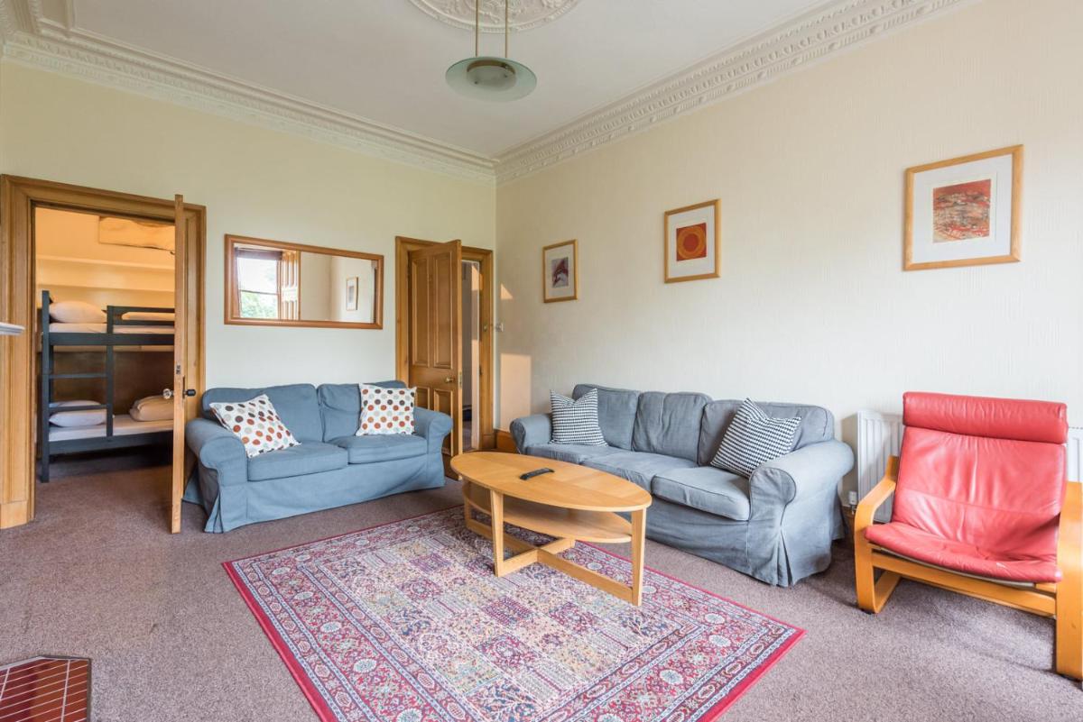 3 bed overlooking meadows park - image 6