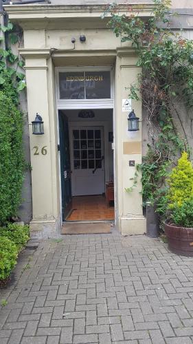 Ivy Braveheart Guest House - image 2