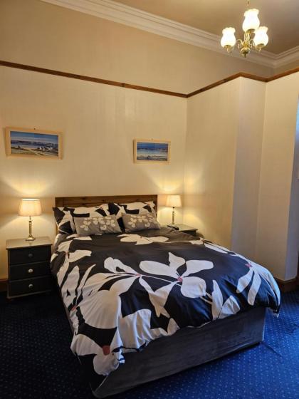 Smiths Guest House - image 10