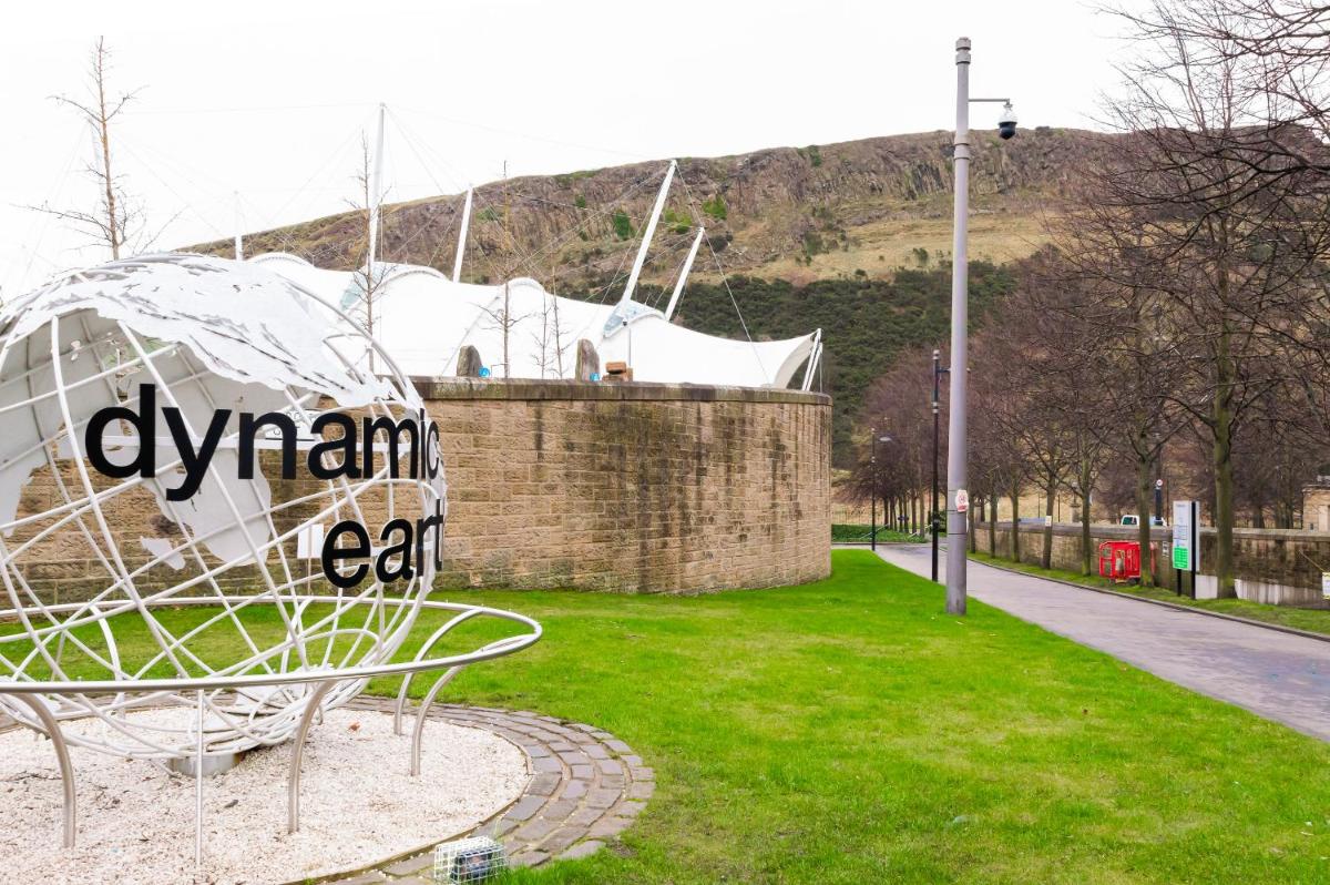 Edinburgh City Centre Hamza Apartment - image 4