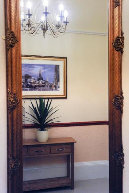 Edinburgh City Suites - image 17