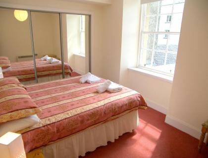 Royal Mile Edinburgh - 2 Bedroom Apartment - image 11