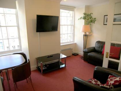 Royal Mile Edinburgh - 2 Bedroom Apartment - image 3