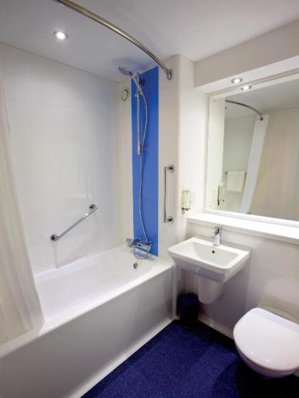 Travelodge Edinburgh Dreghorn - image 5